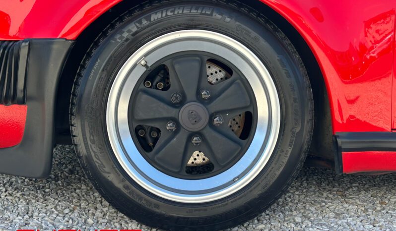 Porsche 911 Carrera 3.2 Turbo-Look 1985 complet