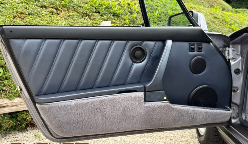 Porsche 911 Carrera 3.2 Cabriolet “Jubilé” 1988 complet